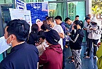 Nộp hồ sơ căn cước: Xếp hàng chờ bốc số nhưng về tay không