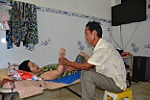 Cha bật khóc bất lực vì không còn đủ sức cứu con