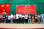 Tặng quà gia đình liệt sĩ, hộ nghèo, hộ gia đình khó khăn trên địa bàn huyện Long Đất