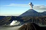 Núi lửa tại Indonesia phun trào 4 lần/ngày