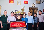 Phó Bí thư Thường trực Tỉnh ủy Nguyễn Thị Yến thăm, tặng quà Mẹ Việt Nam Anh hùng