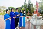 Học sinh được kết nạp Đảng bên Tượng đài Chiến thắng Bình Giã
