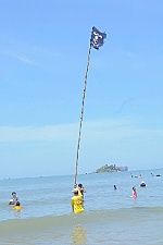 Khuyến cáo tắm biển xa vùng cắm cờ đen