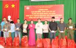 Tặng học bổng, trao quà cho người khó khăn