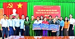 Trao sổ tiết kiệm cho đối tượng bảo trợ xã hội