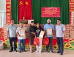 Tặng quà hộ nghèo, hộ khó khăn