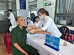 Khám bệnh, tặng quà cho gia đình chính sách