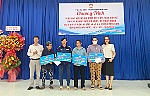 Trao sinh kế, tặng quà hộ khó khăn