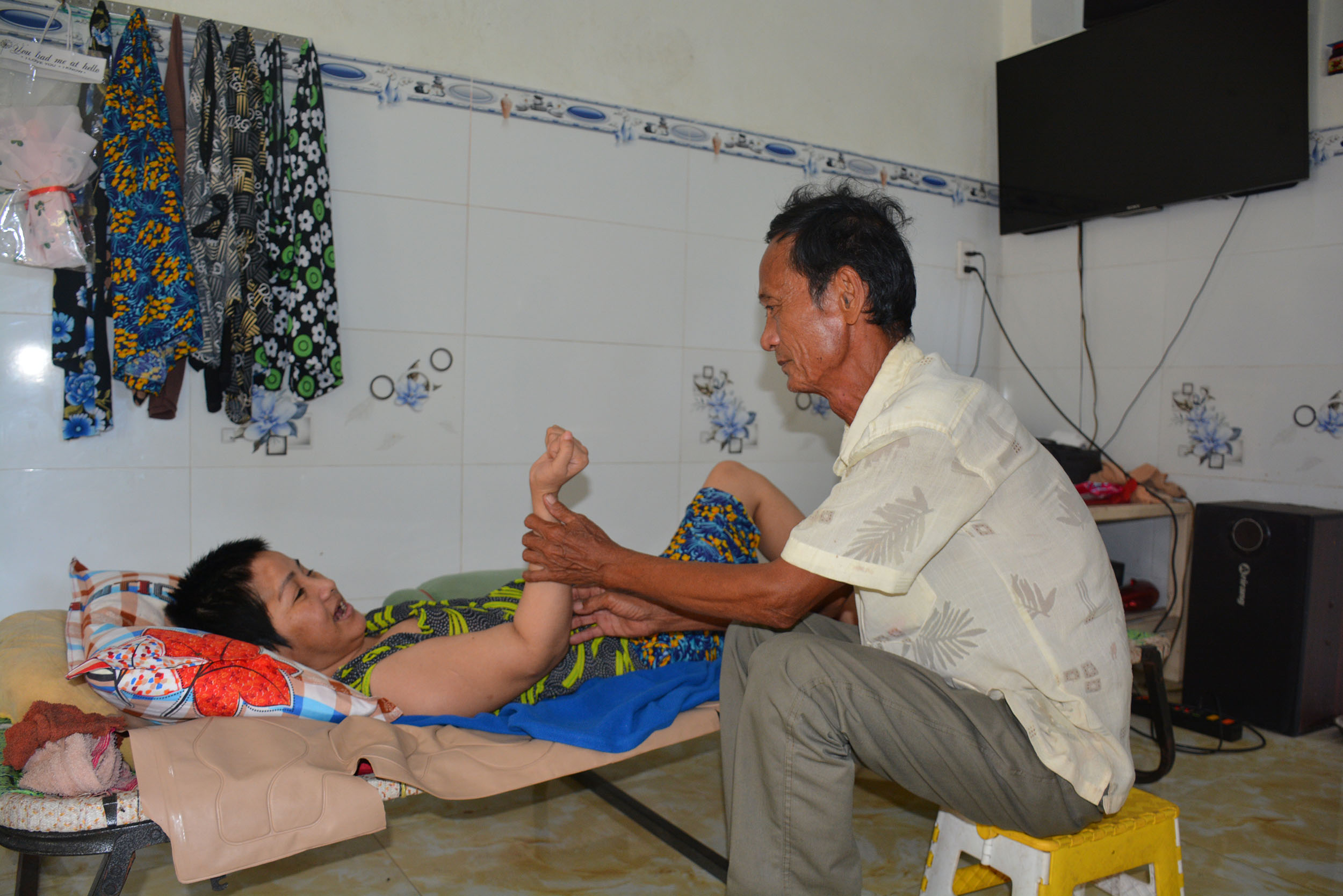 Cha bật khóc bất lực vì không còn đủ sức cứu con