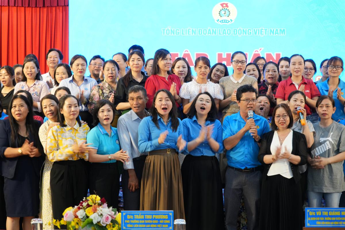 Tập huấn kỹ năng đối thoại để bảo vệ tốt hơn cho lao động nữ