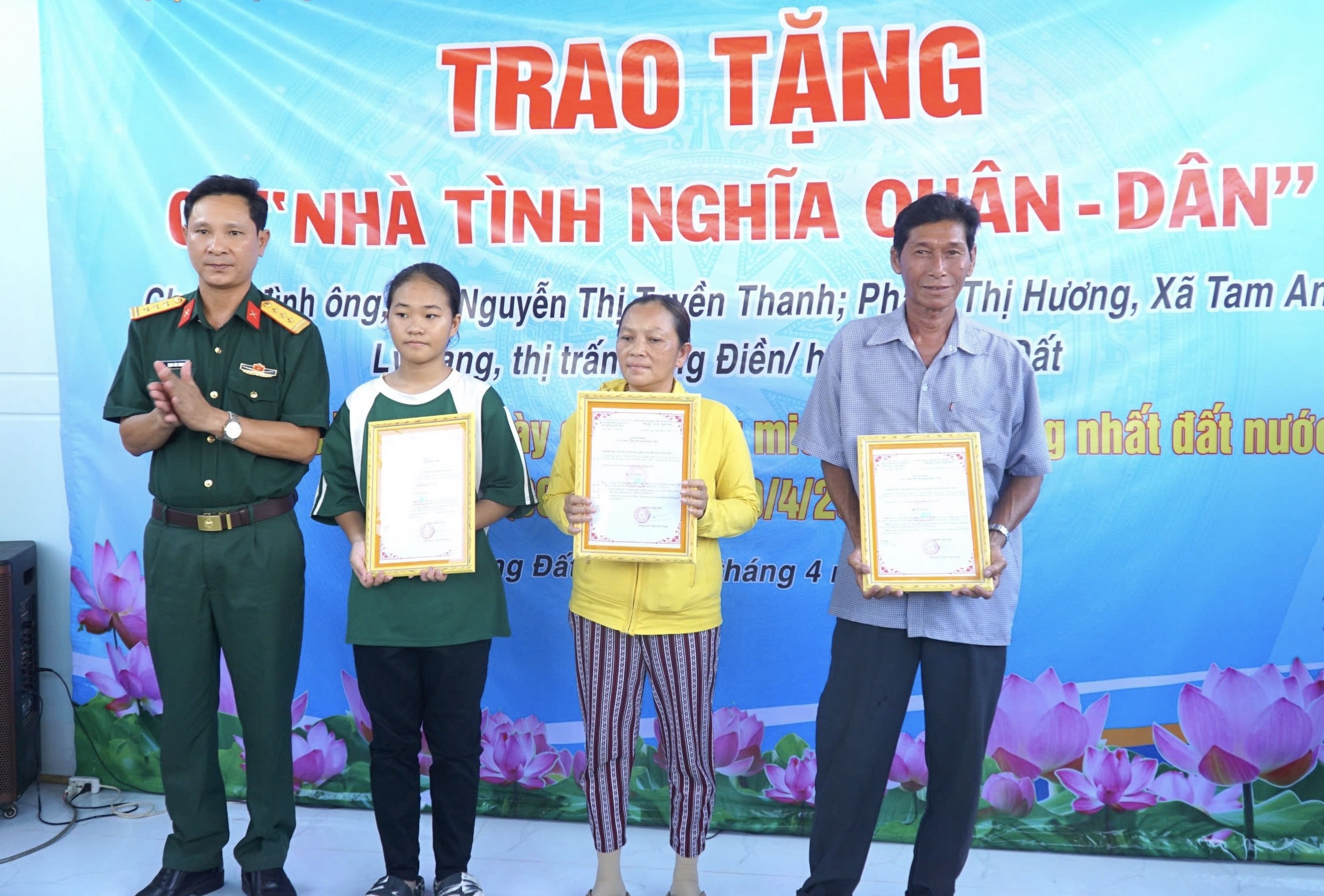 Trao 3 nhà tình nghĩa quân dân