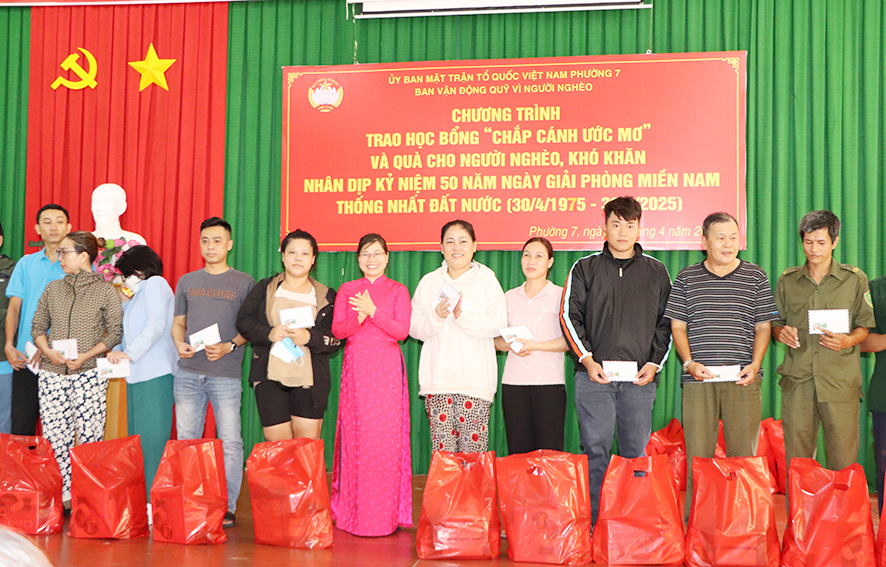 Tặng học bổng, trao quà cho người khó khăn