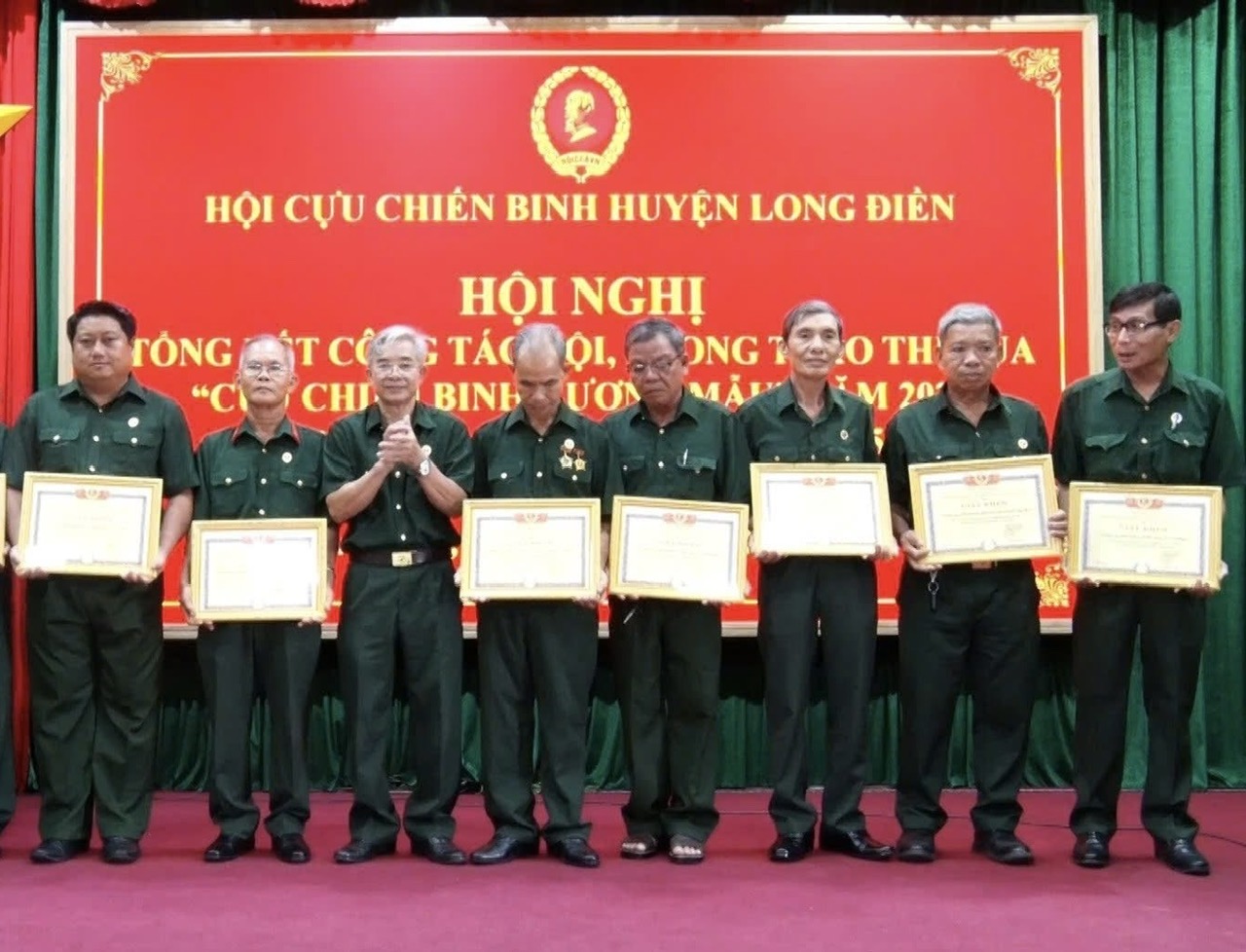 Ông Trịnh Văn Đán, Chi hội trưởng Chi hội CCB KP.Long Liên, TT.Long Điền nhận giấy khen của Hội CCB  huyện Long Điền (nay là huyện Long Đất) tại Hội nghị tổng kết công tác Hội và phong trào Hội CCB năm 2024.