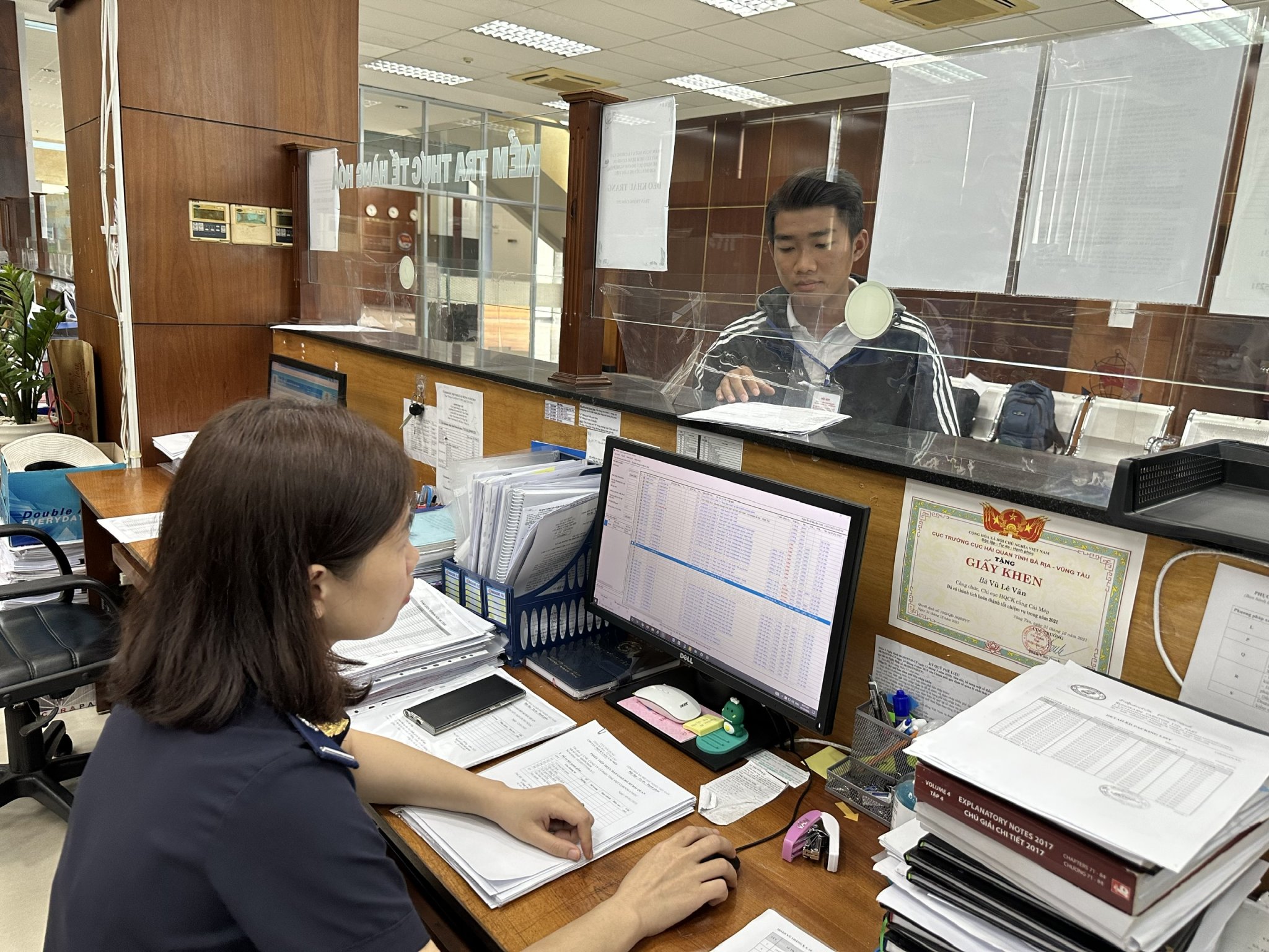 Đại diện doanh nghiệp làm thủ tục  tại Hải quan cửa khẩu Cảng Cái Mép.