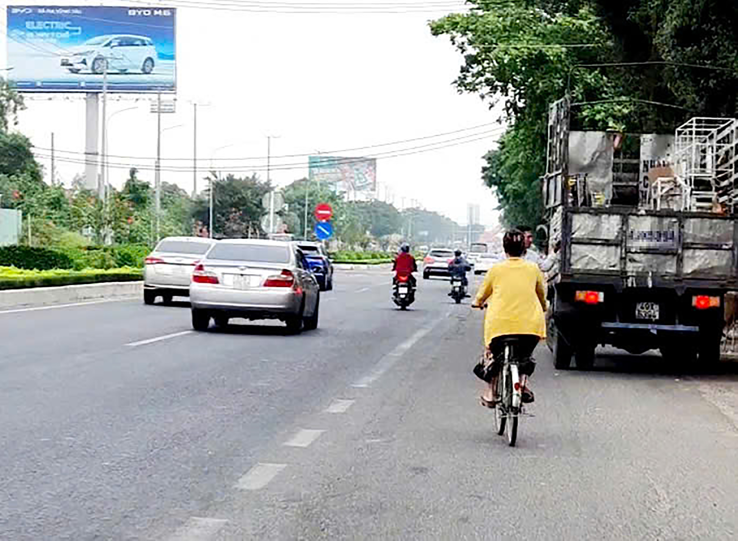 Xe ô tô tải không bật đèn cảnh báo khi dừng, đỗ trên QL51 tiềm ẩn tai nạn giao thông.
