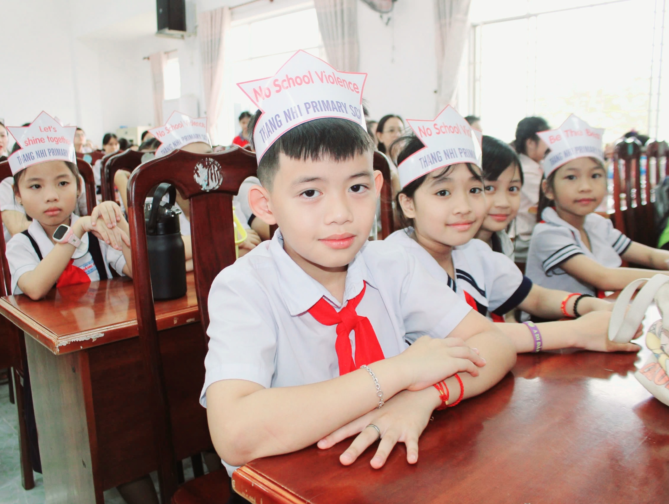  Các em HS tham dự hội thi hùng biện tiếng Anh.