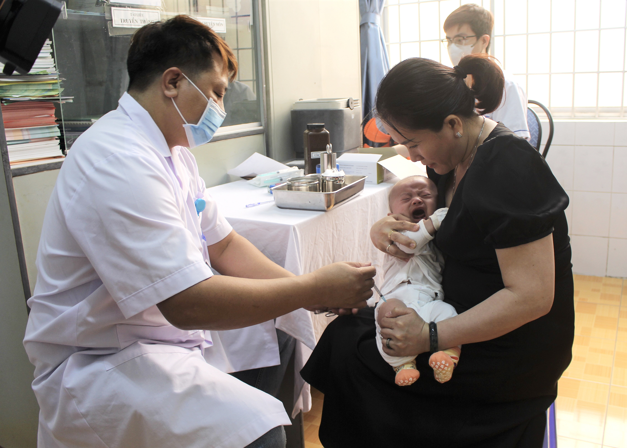 Nhân viên Trạm Y tế phường Rạch Dừa (TP.Vũng Tàu) tiêm vắc xin sởi cho trẻ.