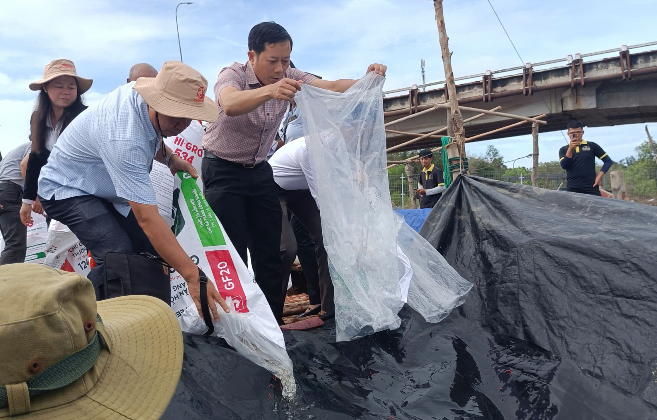 Cán bộ ngành nông nghiệp - môi trường và các tổ chức đoàn thể, DN thả cá, tôm giống tại Sông Ray (xã Phước Thuận, huyện Xuyên Mộc).