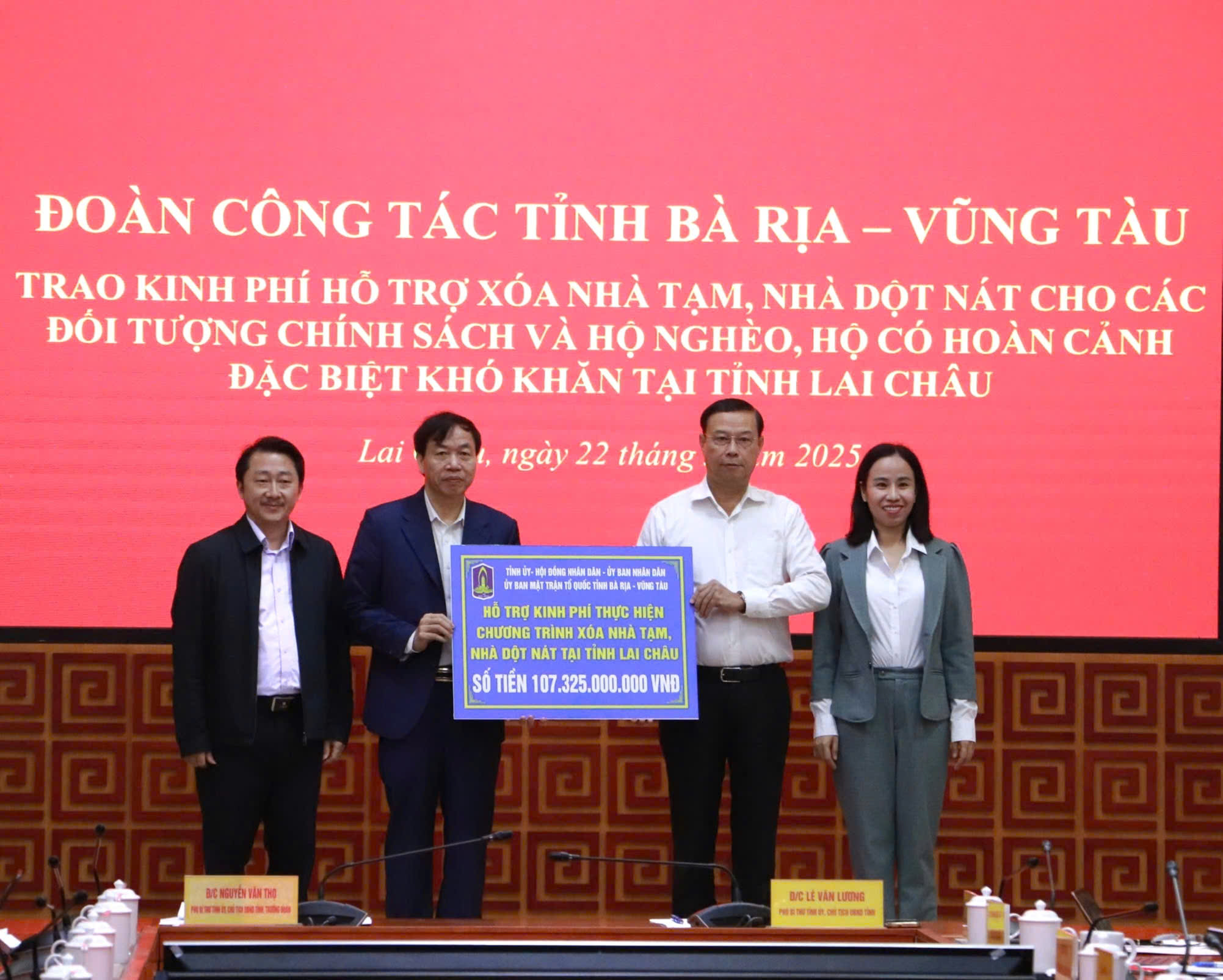 Đoàn công tác của Tỉnh ủy, HĐND, UBND, UBMTTQVN tỉnh Bà Rịa - Vũng Tàu do ông Nguyễn Văn Thọ, Phó Bí thư Tinh ủy, Chủ tịch UBND tỉnh làm Trưởng đoàn đã trao tặng 107,325 tỷ đồng hỗ trợ tỉnh Lai Châu xóa nhà tạm, nhà dột nát.