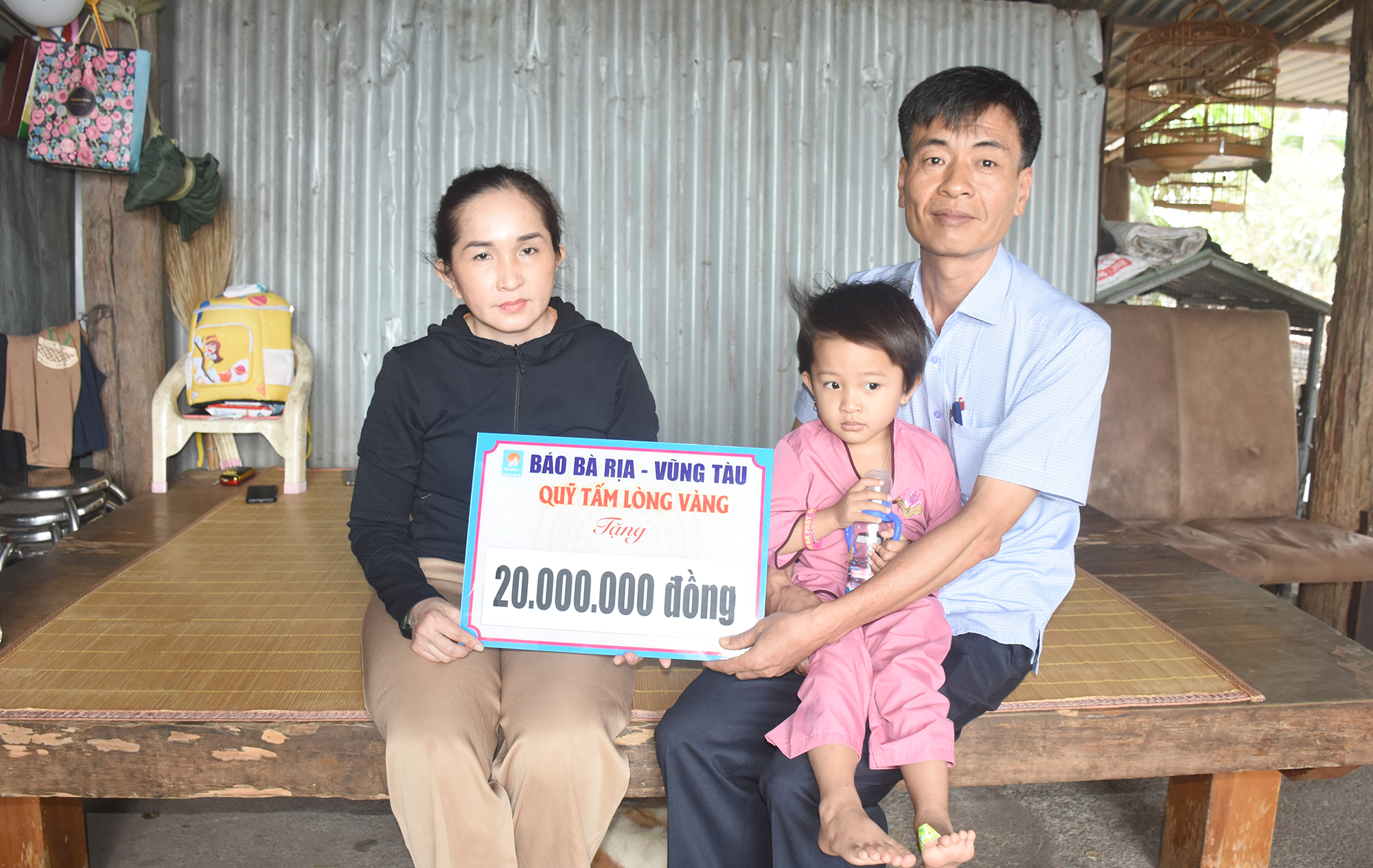 Ông Bùi Văn Cảnh, Phó Tổng Biên tập trao tiền hỗ trợ của bạn đọc, mạnh thường quân thông qua chương trình 