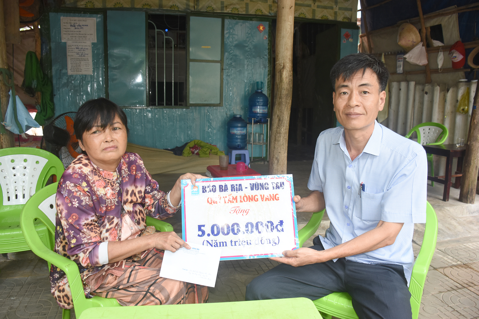 Bà Nguyễn Thị Lượm nhận tiền hỗ trợ của bạn đọc, mạnh thường quân thông qua chương trình 