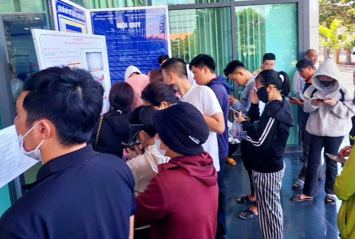 Nhiều người dân chờ đợi bốc số thứ tự tại Trung tâm Phục vụ hành chính công tỉnh từ rất sớm.