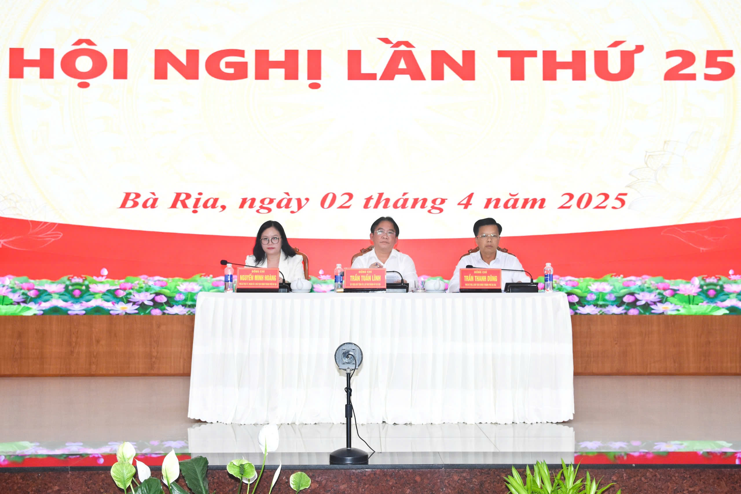 Bí thư Thành ủy Bà Rịa Trần Tuấn Lĩnh; Phó Bí thư Thường trực Thành ủy Nguyễn Minh Hoàng; Phó Bí thư Thành ủy, Chủ tịch UBND TP.Bà Rịa Trần Thanh Dũng chủ trì hội nghị.