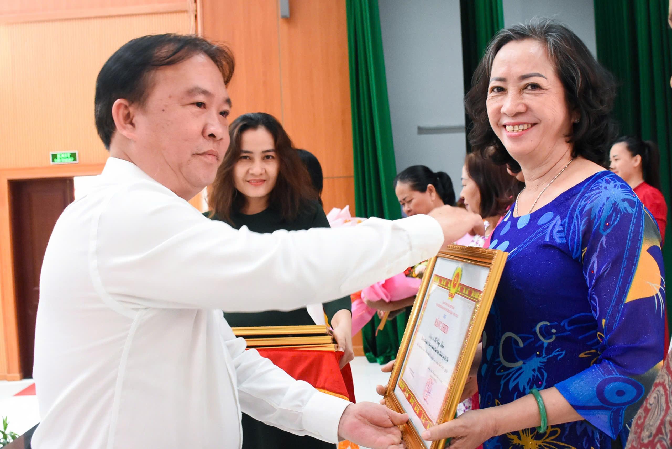  Bí thư Thành ủy Bà Rịa Trần Tuấn Lĩnh trao Bằng khen đảng viên hoàn thành xuất sắc nhiệm vụ 5 năm liền (2020 - 2024) cho các đảng viên.