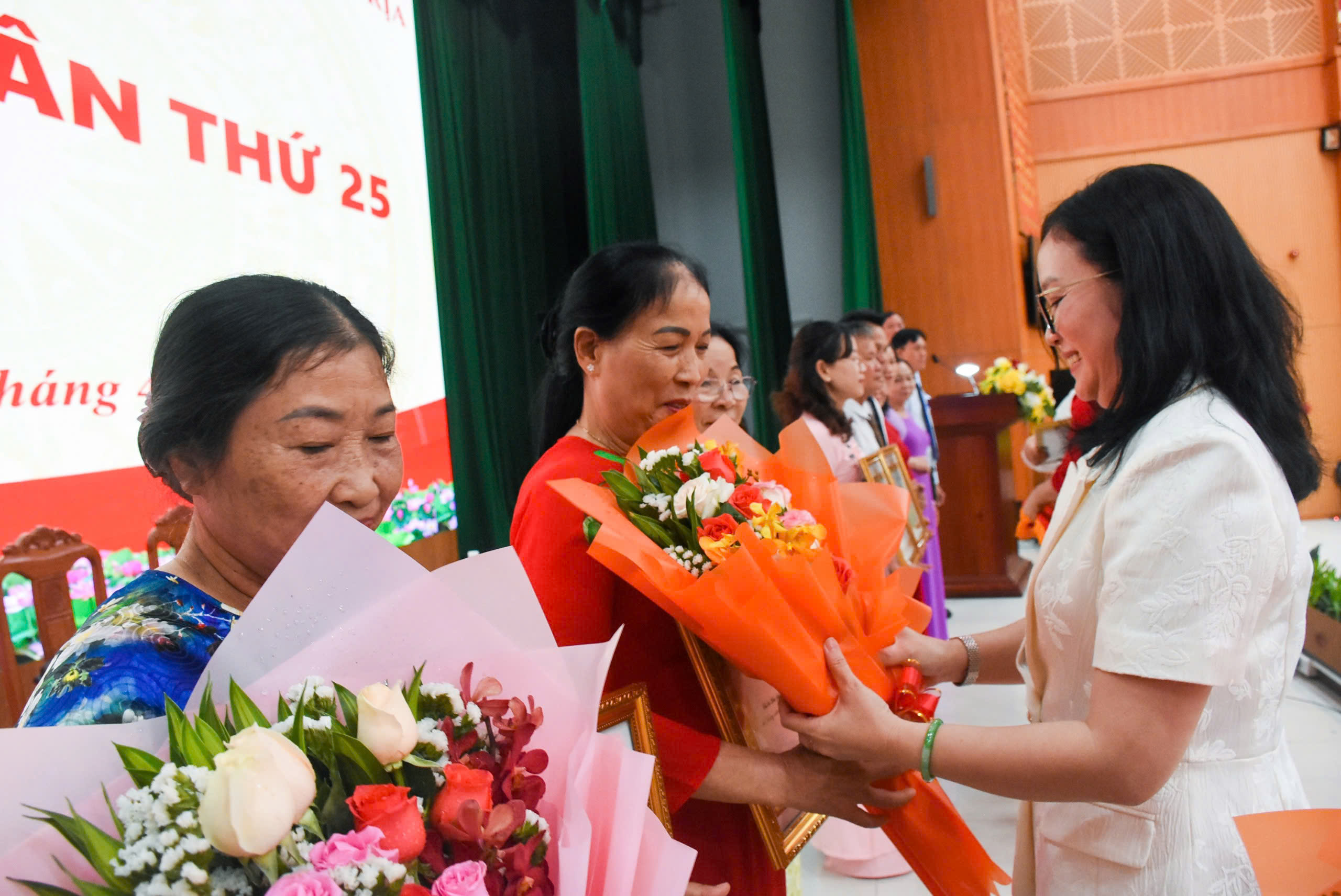  Phó Bí thư Thường trực Thành ủy Nguyễn Minh Hoàng tặng hoa chúc mừng các đảng viên.