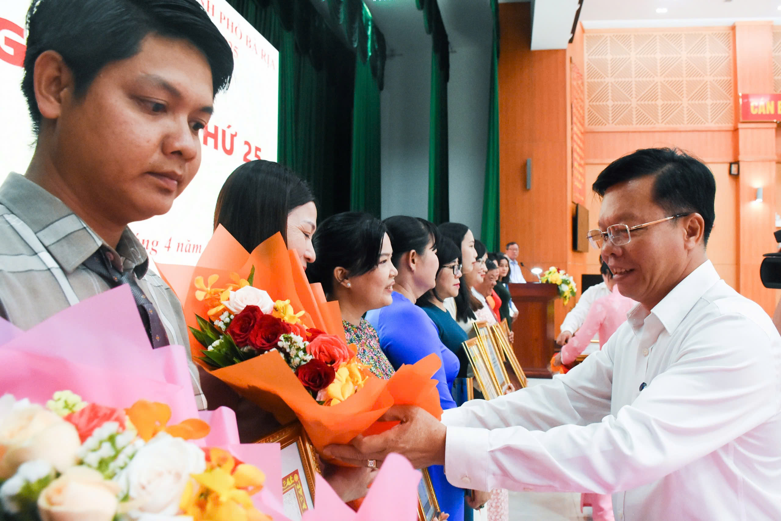  Phó Bí thư Thành ủy, Chủ tịch UBND TP.Bà Rịa Trần Thanh Dũng tặng hoa chúc mừng các đảng viên.