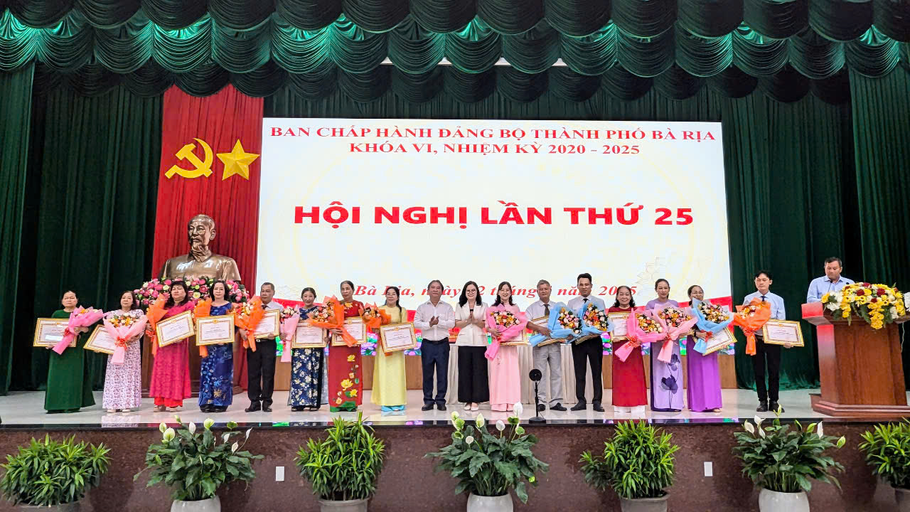 Ban Thường vụ Thành ủy tặng Bằng khen đảng viên hoàn thành xuất sắc nhiệm vụ 5 năm liền (2020 - 2024) cho các đảng viên.