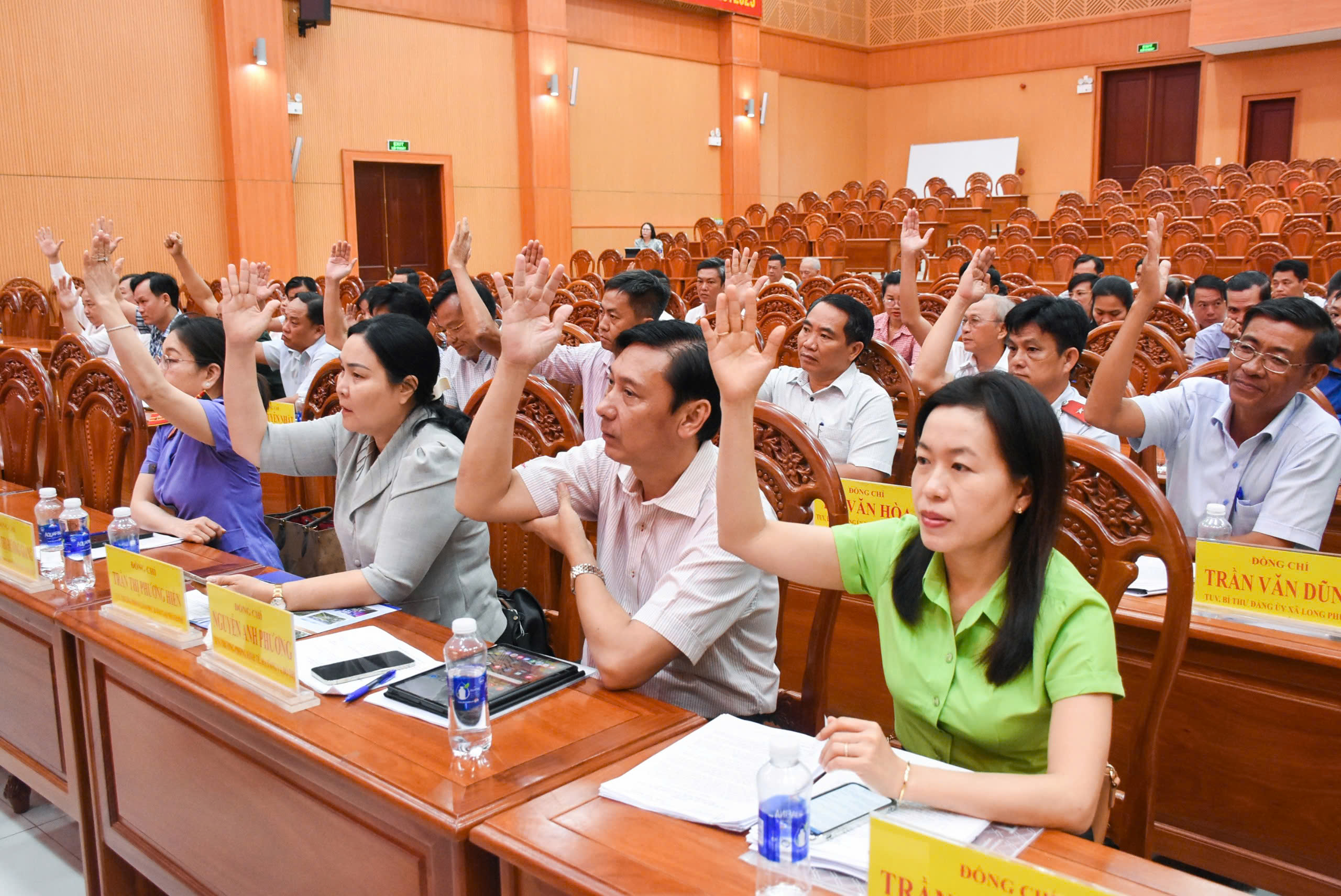 Đại biểu biểu quyết thông qua các tờ trình.