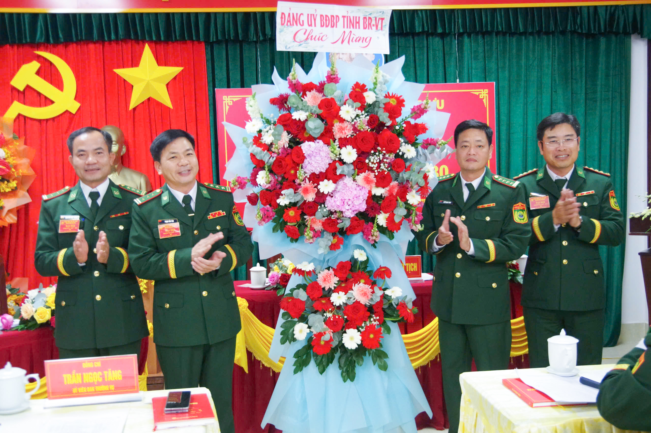 Đảng ủy Bộ đội Biên phòng tỉnh tặng hoa chúc mừng đại hội.