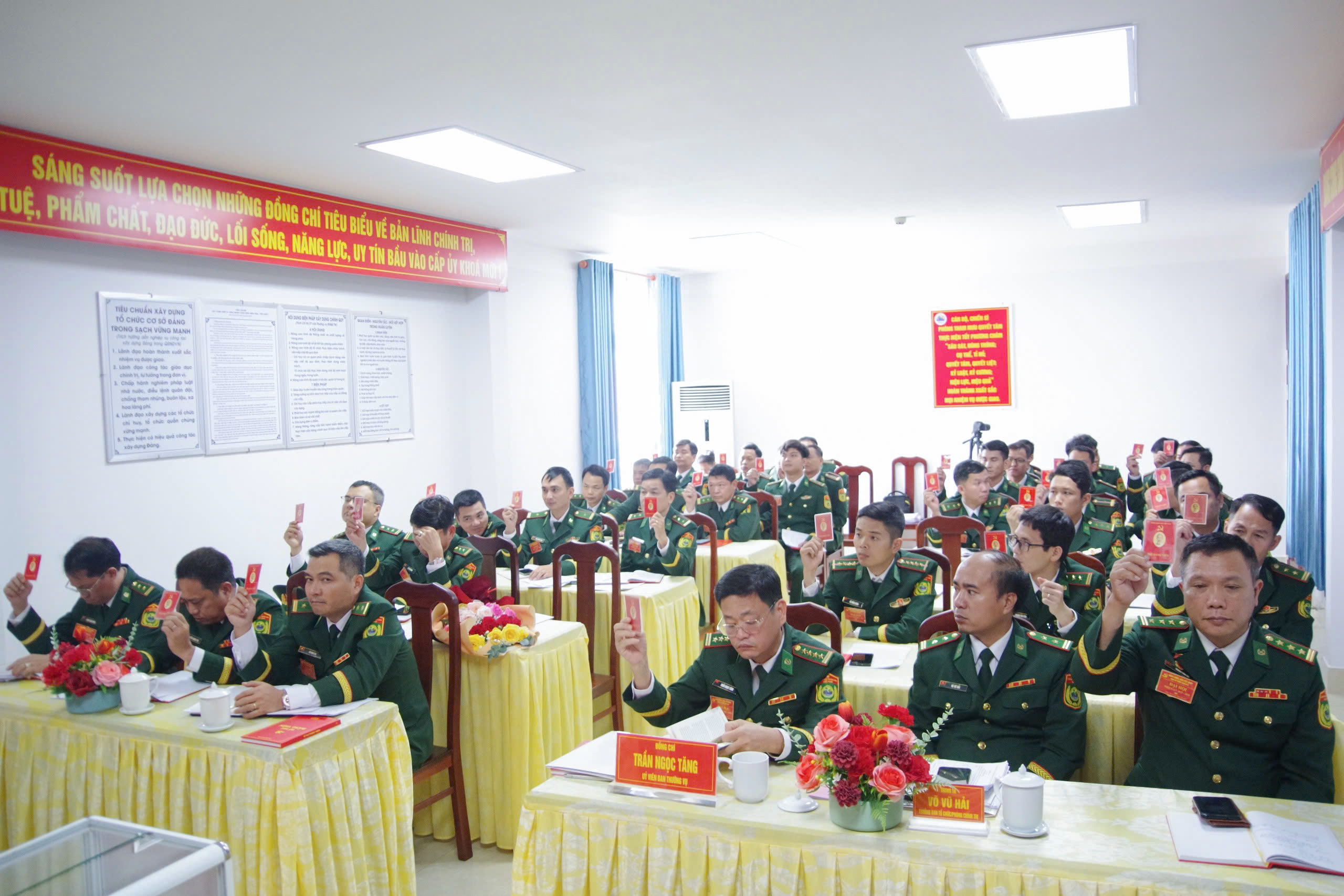 Các đại biểu tham gia biểu quyết tại đại hội.