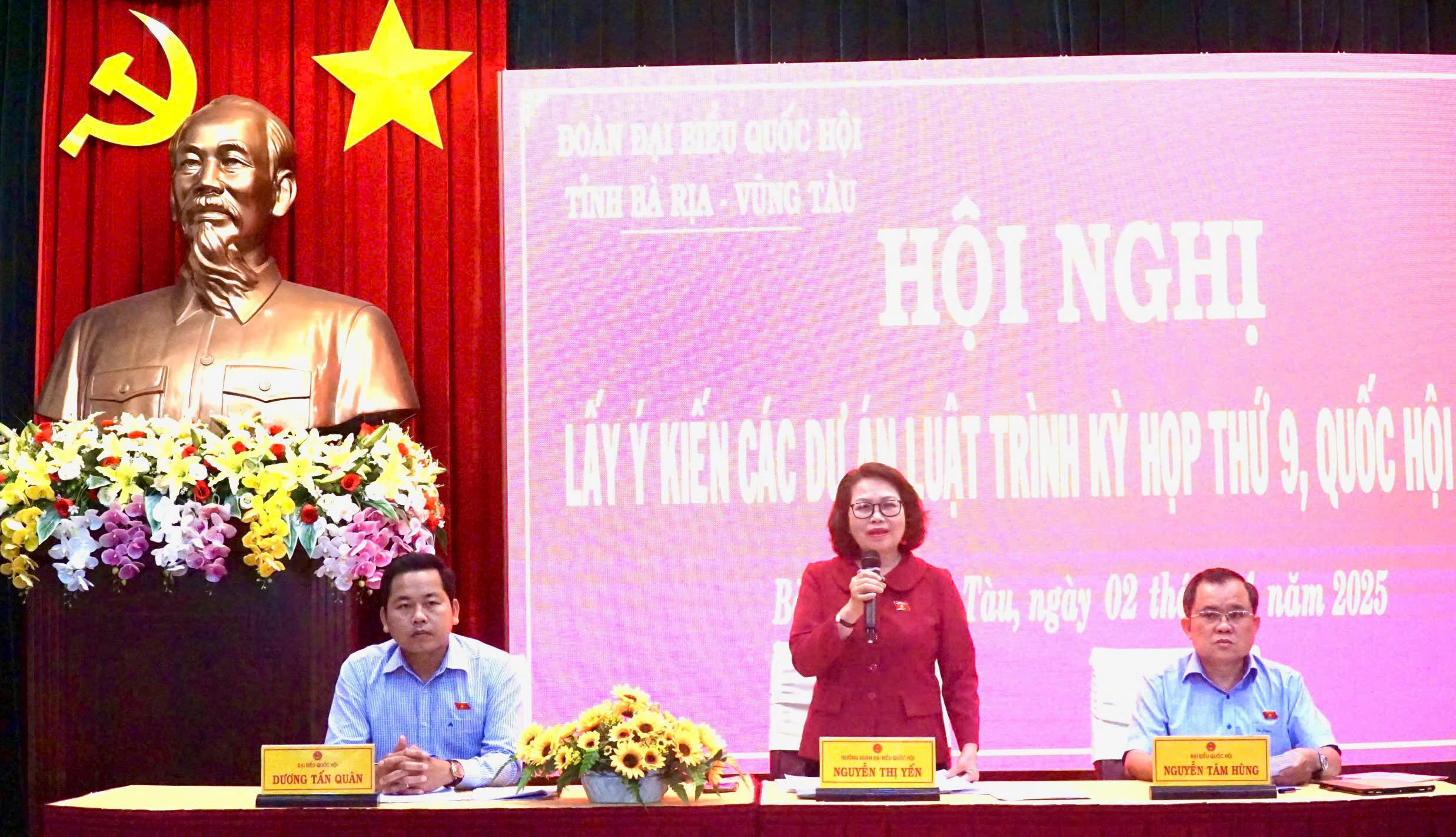 Bà Nguyễn Thị Yến, Phó Bí thư Thường trực Tỉnh ủy, Trưởng đoàn đại biểu Quốc hội tỉnh chủ trì hội nghị.