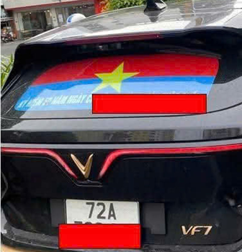 Hình ảnh phản cảm dán trên xe ô tô. 