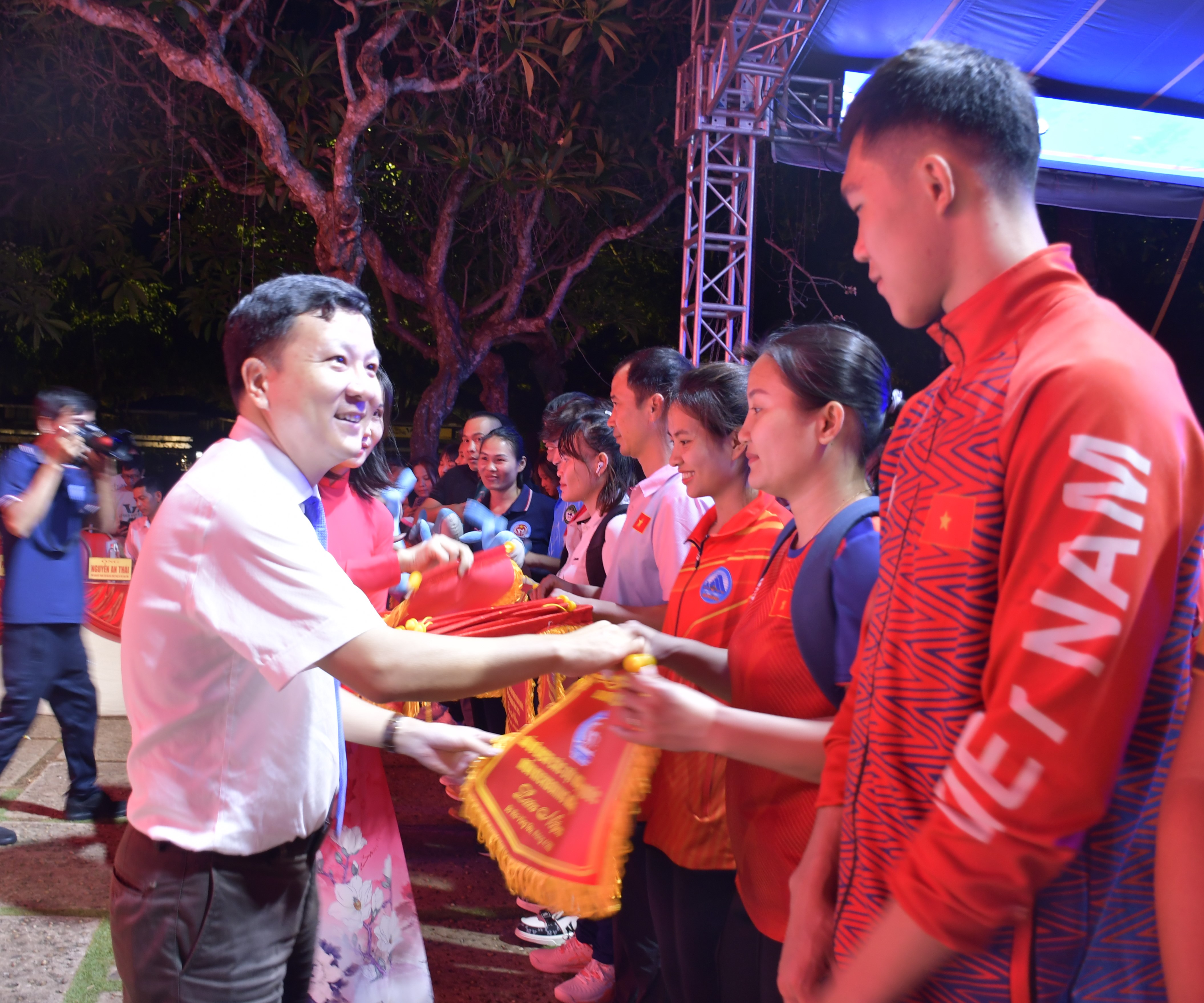 Ban tổ chức tặng quà, cờ lưu niệm cho các đội tham gia.