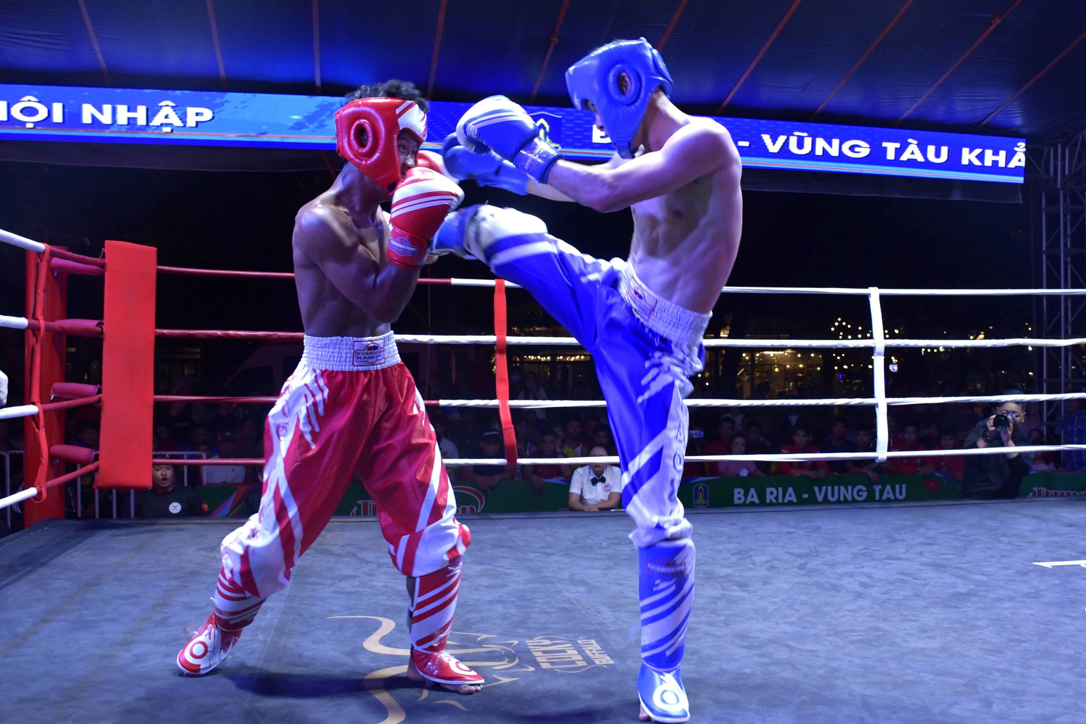 Sau lễ khai mạc, khán giả đã được chứng kiến trận đấu gay cấn ở hạng 54kg giữa Huỳnh Văn Tuấn (TP.Hồ Chí Minh) và Kă Jăn Ha Than (Lâm Đồng).