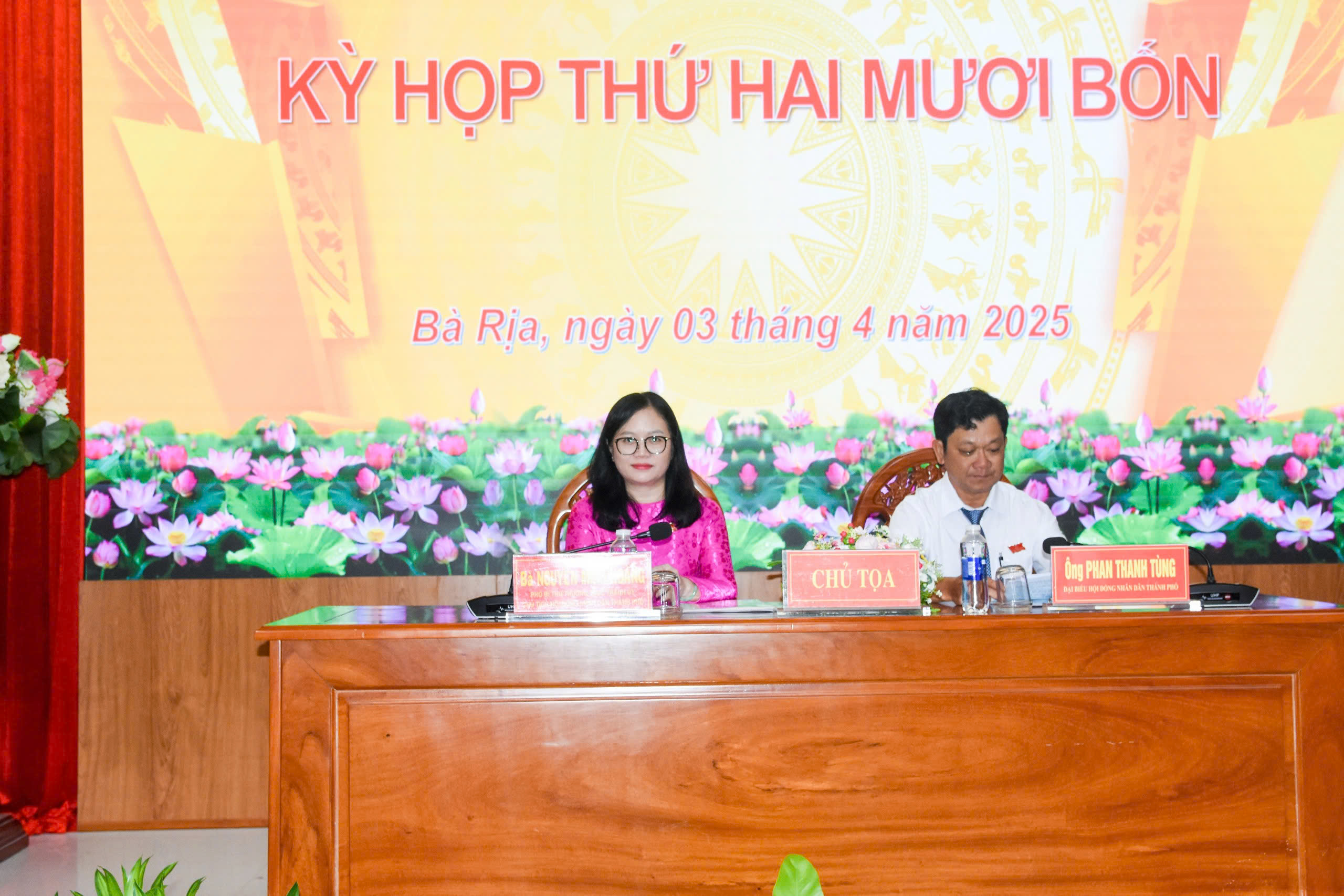 Phó Bí thư Thường trực Thành ủy, Chủ tịch HĐND TP. Bà Rịa Nguyễn Minh Hoàng và ông Phan Thanh Tùng, Phó Ban Pháp chế HĐND TP.Bà Rịa chủ tọa kỳ họp.