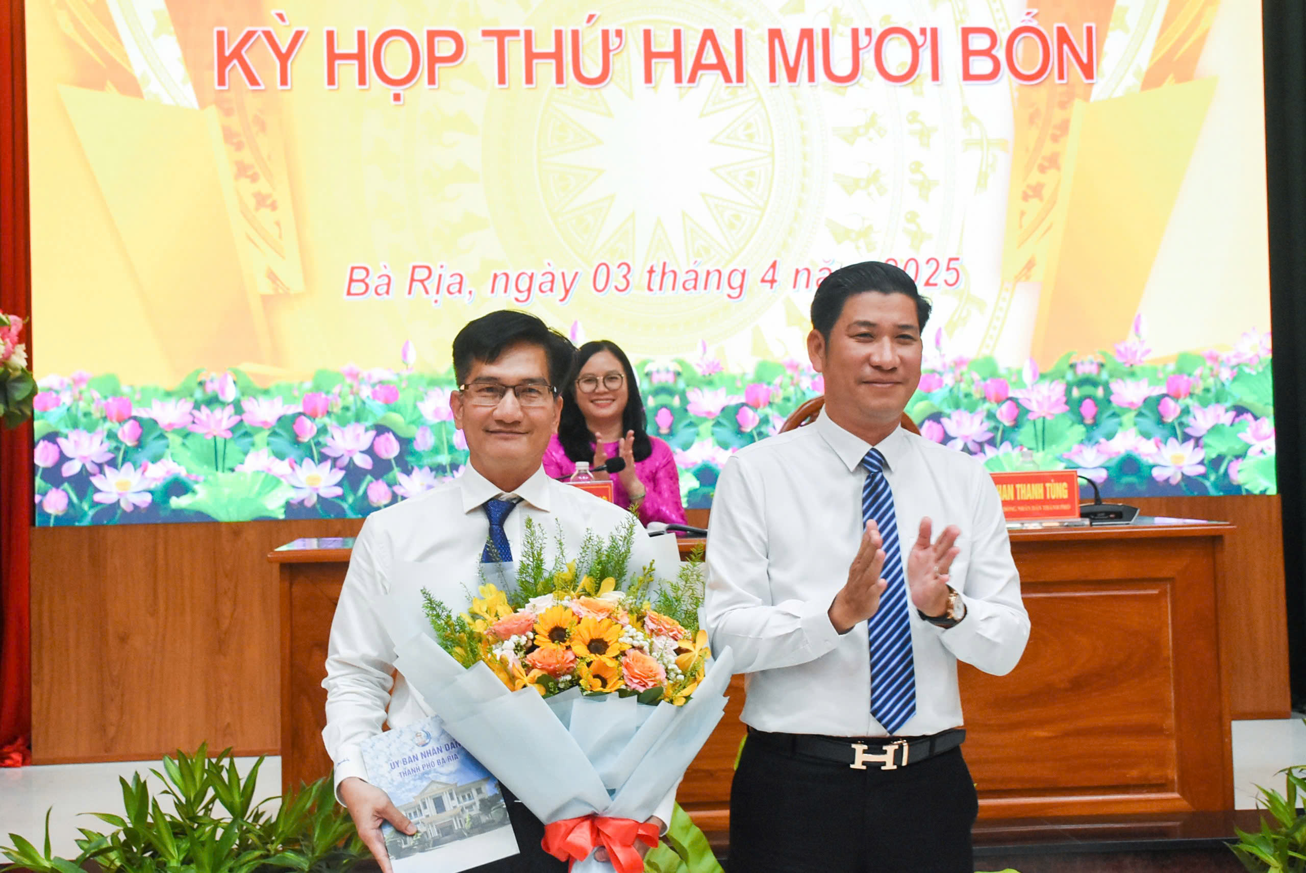 Ông Đặng Huy Quang, Phó chủ tịch UBND TP. Bà Rịa tặng quà và hoa cho ông Hồ Nguyên Nhật, nguyên Trưởng phòng kinh tế TP. Bà Rịa.