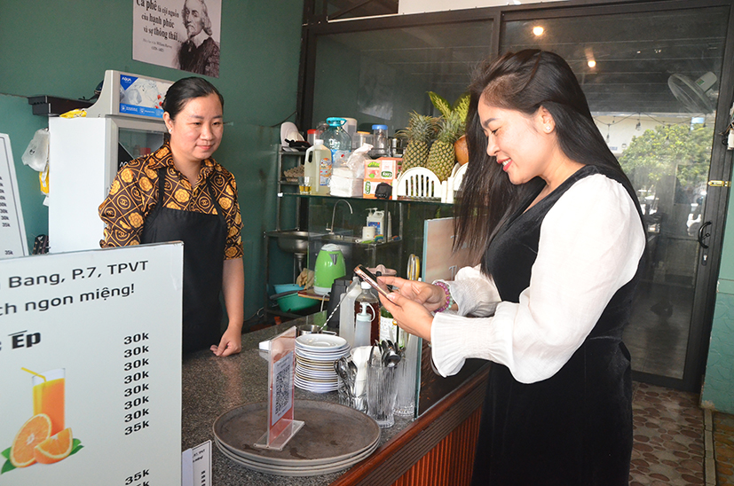 Khách hàng quét mã thanh toán sau khi sử dụng dịch vụ tại quán cơm niêu Huế Xưa 2.