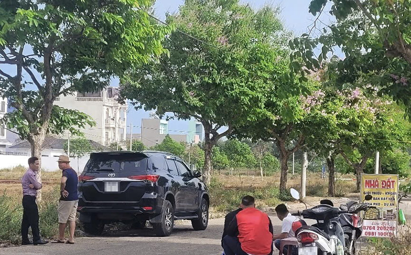 Nhà đầu tư, người làm dịch vụ môi giới bất động sản xem đất tại một dự án trên địa bàn TP.Bà Rịa (ảnh chụp ngày 2/4).