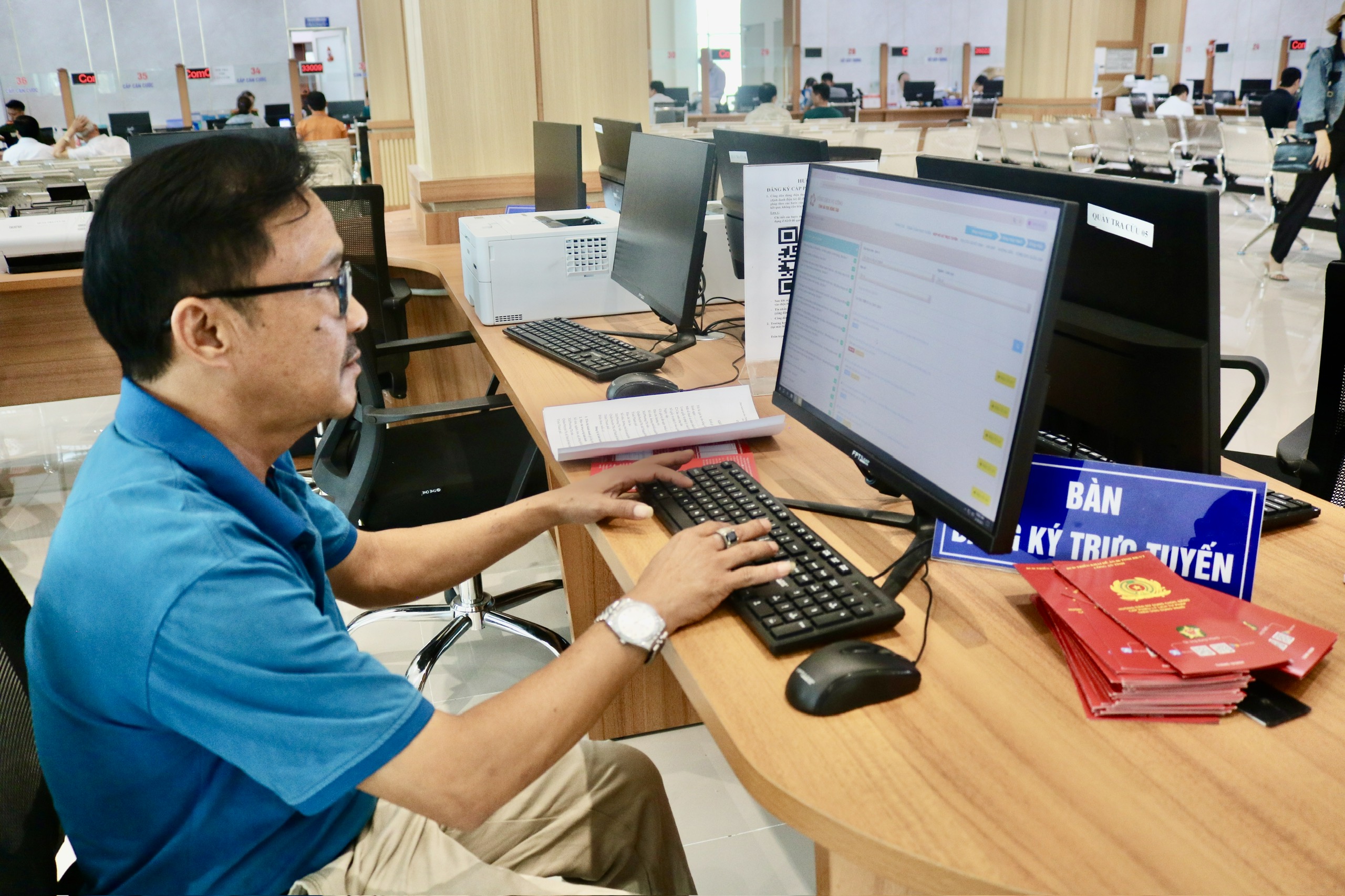 Người dân thực hiện dịch vụ công trực tuyến ở bộ phận một cửa tỉnh.