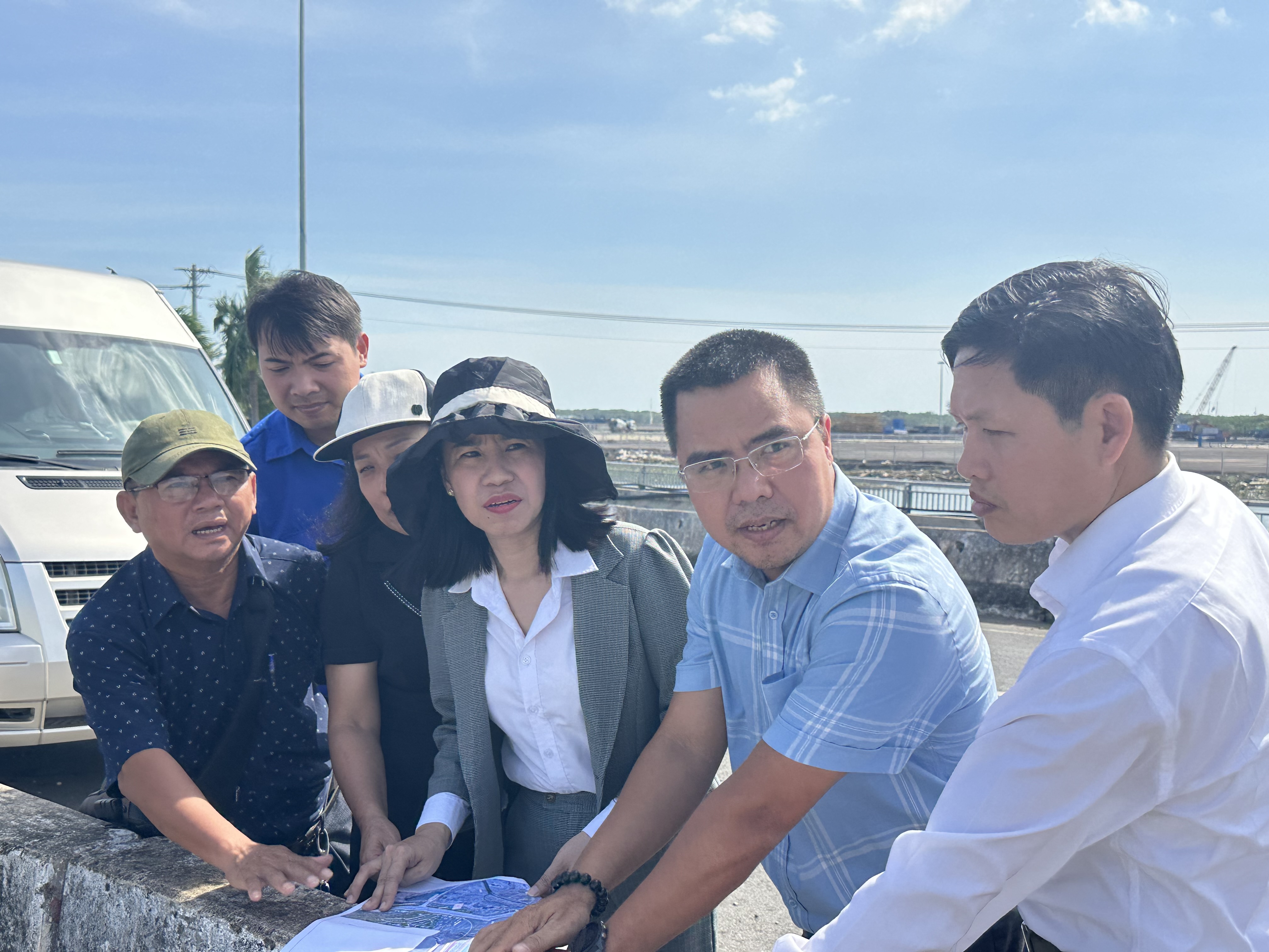 Đoàn khảo sát nghe đại diện Ban Quản lý dự án Giao thông khu vực và Chuyên ngành nông nghiệp báo cáo về hướng tuyến, địa điểm thực tế và mặt bằng hiện trạng trước khi triển khai dự án.