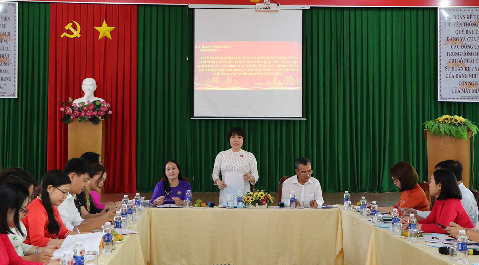 Chủ tịch UBMTTQ Việt Nam TP.Vũng Tàu Mai Ngọc Oanh phát biểu tại buổi làm việc với phường 7.