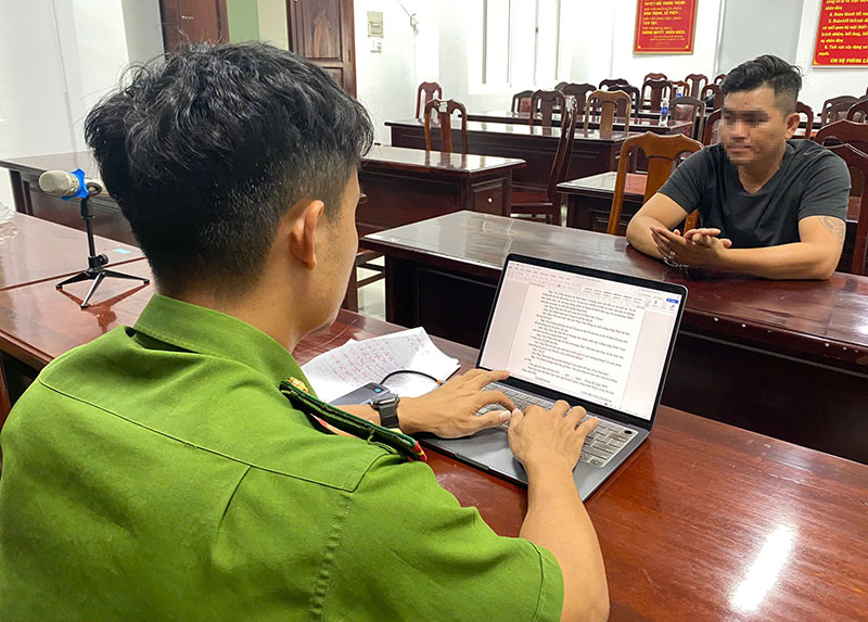 Công an làm việc với Hoàng Văn Thái. 