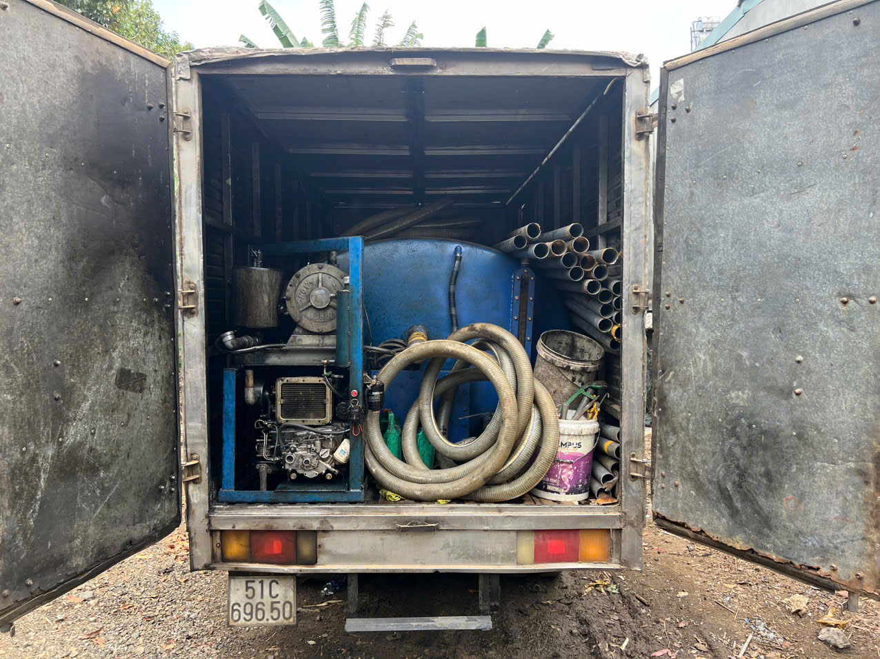 Một xe tải hút hầm cầu của các đối tượng