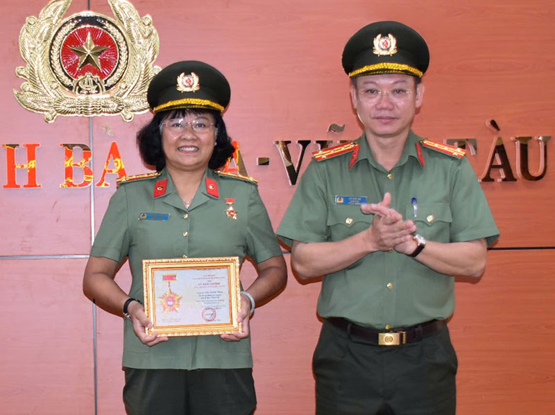 Đại tá Vũ Như Hà, Bí thư Đảng ủy, Giám đốc Công an tỉnh đã trao Kỷ niệm chương “Vì sự nghiệp văn phòng cấp ủy” cho Đại tá Trần Thị Kim Phụng, Phó Bí thư Đảng ủy, Phó Giám đốc Công an tỉnh.