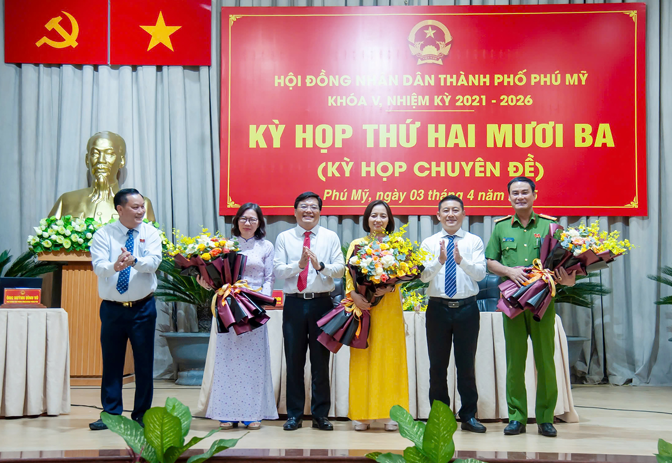Lãnh đạo TP.Phú Mỹ tặng hoa cảm ơn các thành viên UBND UBND TP.Phú Mỹ khóa VI, nhiệm kỳ 2021-2026 do chuyển công tác.