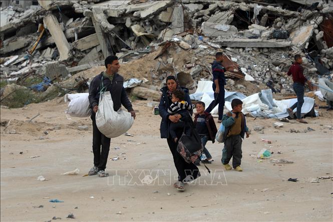 Người dân sơ tán tránh xung đột tại Beit Lahia, Dải Gaza.